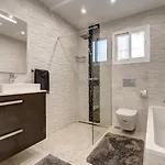 ヴィラ New Luxury Tuulia With Private Pool And Parking フエンヒロラ