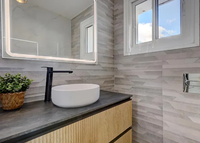 New Luxury Tuulia With Private Pool And Parking 别墅