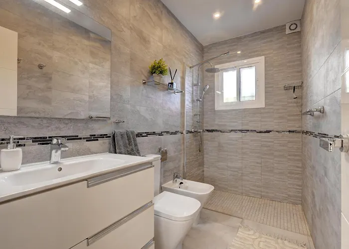 New Luxury Tuulia With Private Pool And Parking 丰希罗拉